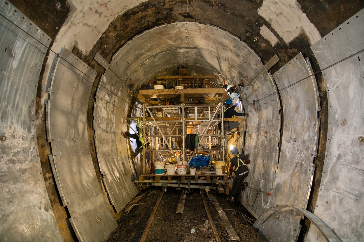 師傅們在隧道狹小的空間中辛勤作業，強化隧道內旅客安全。   圖：新北市觀旅局提供