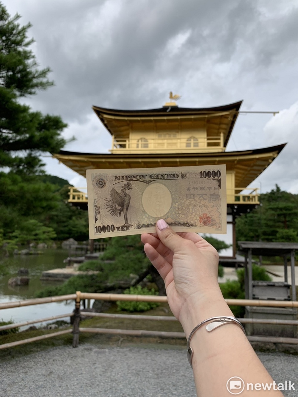 外國自助旅行者拿著一萬日圓大鈔在金閣寺比對鈔票上的鳳凰的鏡頭何時能重現，事實上現在萬日圓鈔的鳳凰是平等院的。 圖：劉黎兒攝