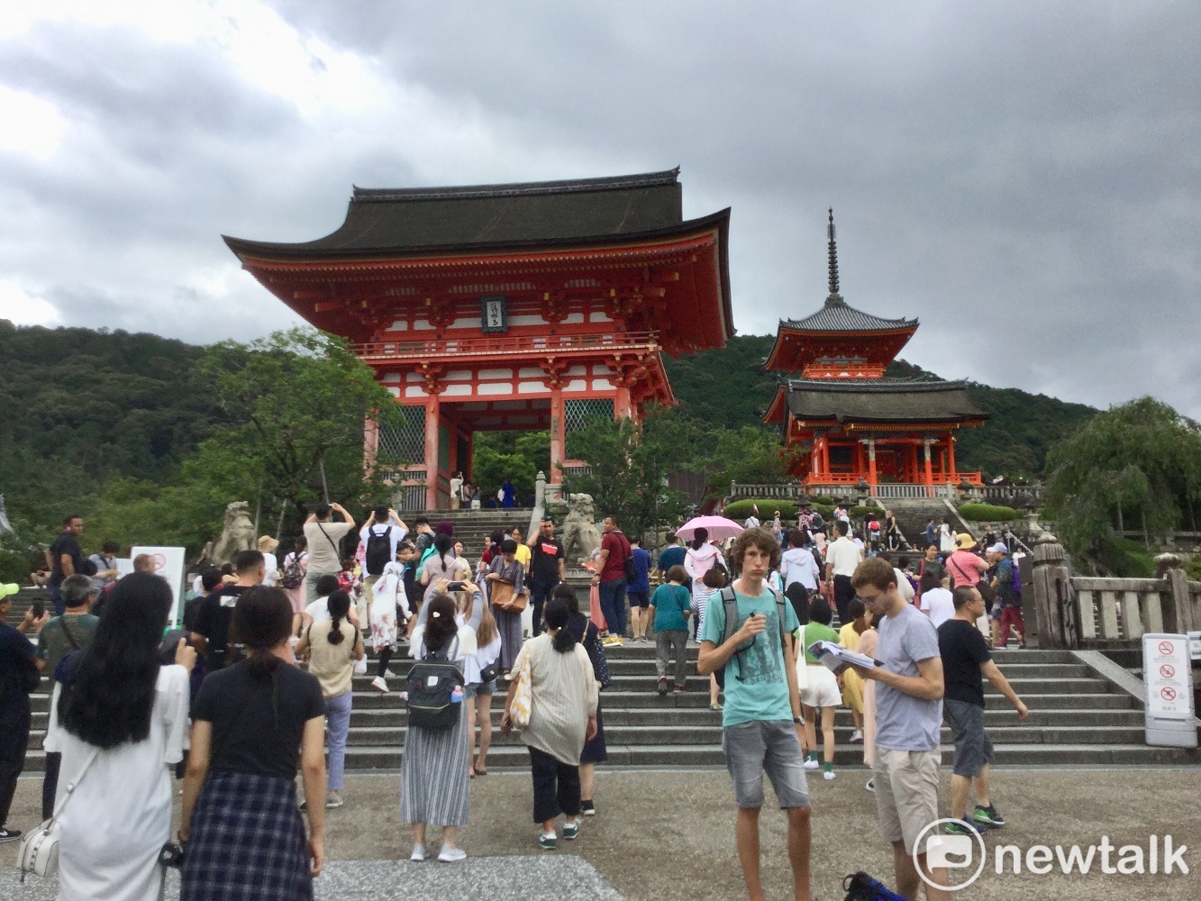 自助旅遊者遍佈京都等旅遊景點還要等相當時日。   圖：劉黎兒攝