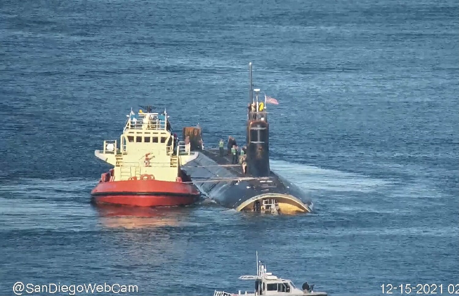 2021年12月15日「海狼級」(Seawolf class)核動力潛艦「康乃狄克號(SSN-22)」離開聖地牙哥港準備進廠修復。   圖：翻攝聖地牙哥港口網路