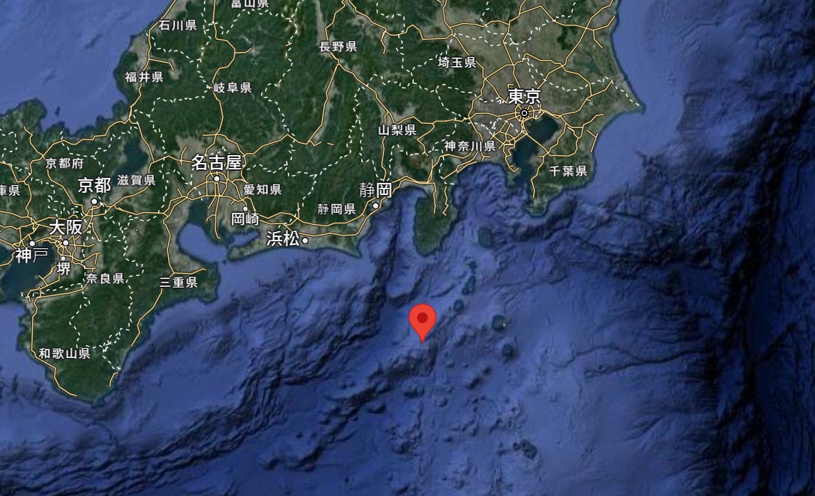 前海軍艦長張競經美軍報告內容綜合維算，認為「康乃狄克號(SSN-22)」最可發生事故的地點在日本本州靜岡縣正南方的「錢洲海嶺」(圖標所在由東北往西南走向)。   圖：翻攝Google Map