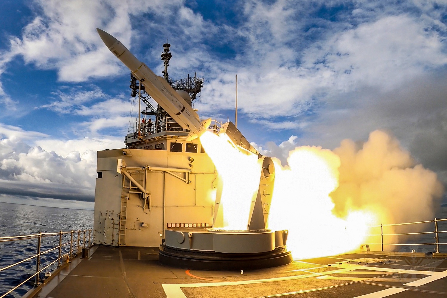 海軍子儀軍艦發射標準一型飛彈。   圖：國防部提供