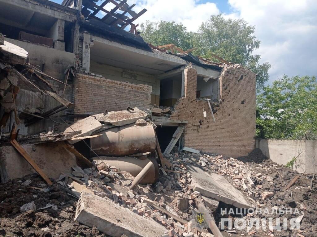 俄羅斯軍隊猛攻烏克蘭東部，戰略重鎮利曼據信已失守。圖為28日頓內茨克地區遭砲擊。（圖取自facebook.com/UA.National.Police）   