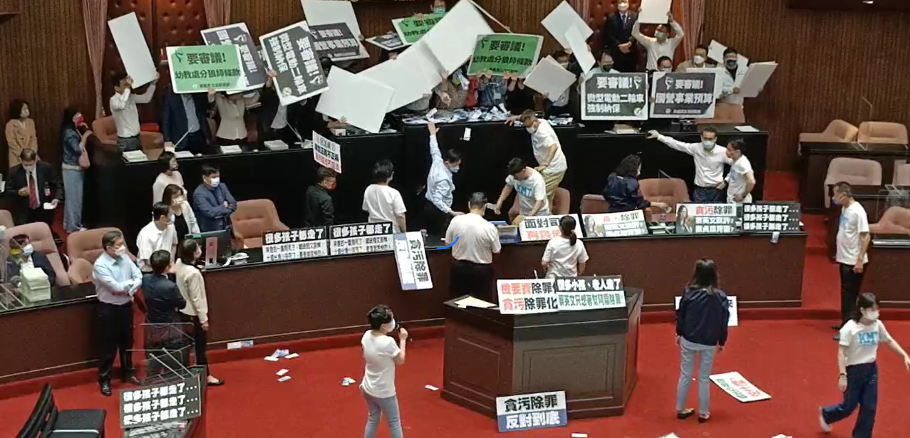為會計法修法，藍綠立委爆發衝突。   圖：國民黨團臉書