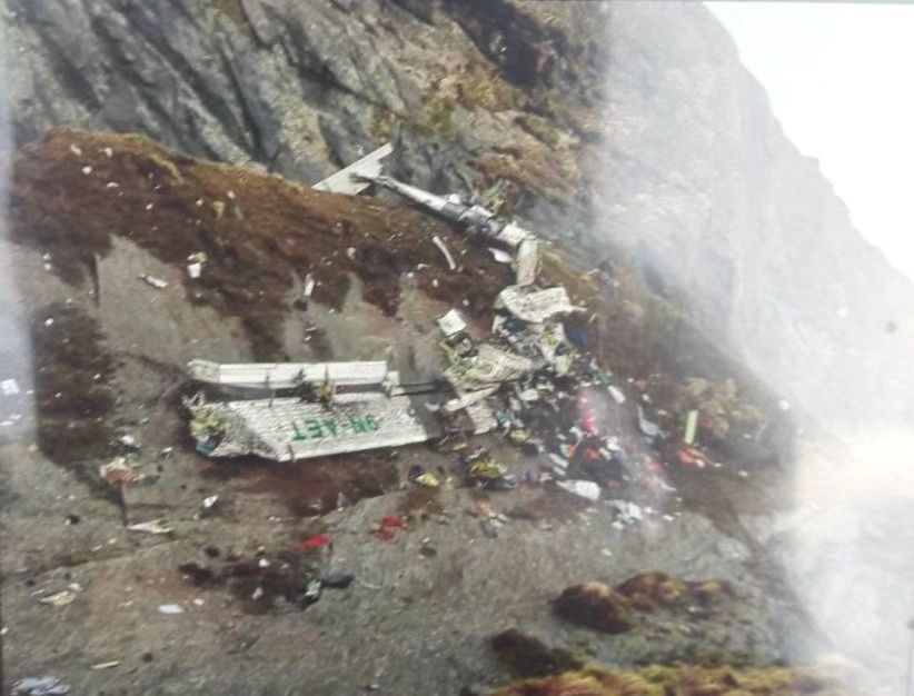 更新》尼泊爾客機失事現場曝光 機身摔成碎片 已找到14具遺體