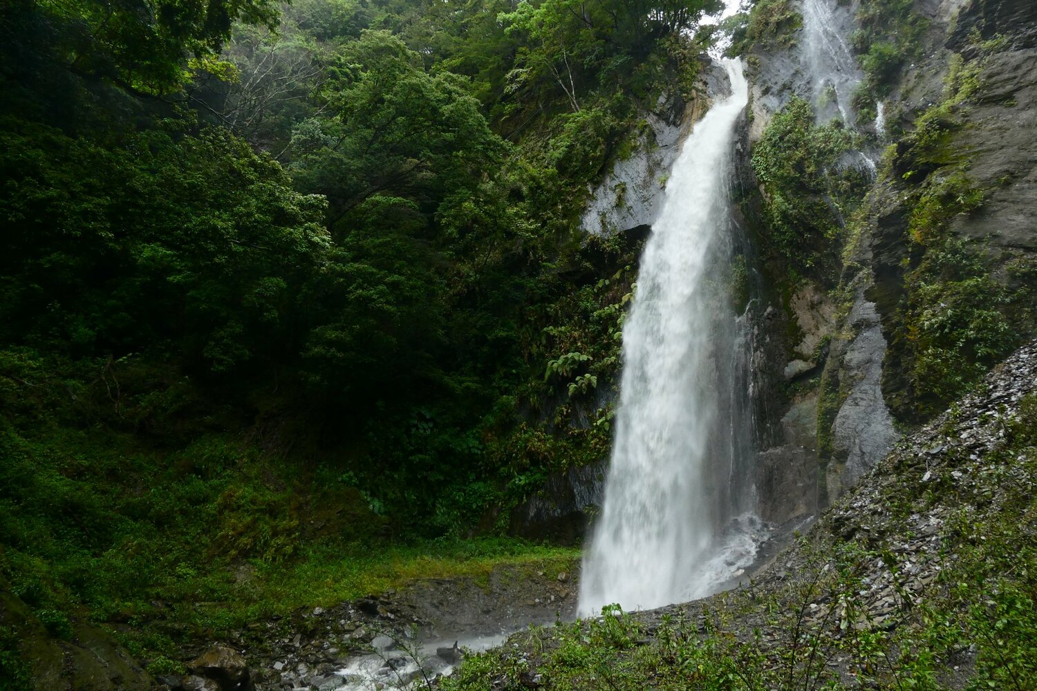近期梅雨季為山區帶來大量雨量，奧萬大森林遊樂區的瀑布群水量大增，而有飛瀑美景。   圖：翻攝自奧萬大官方臉書「奧萬大情報站」