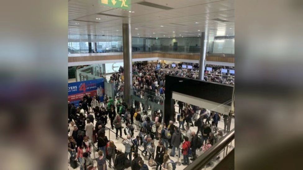 愛爾蘭首都機場超負荷  1000 名旅客排長隊錯過航班