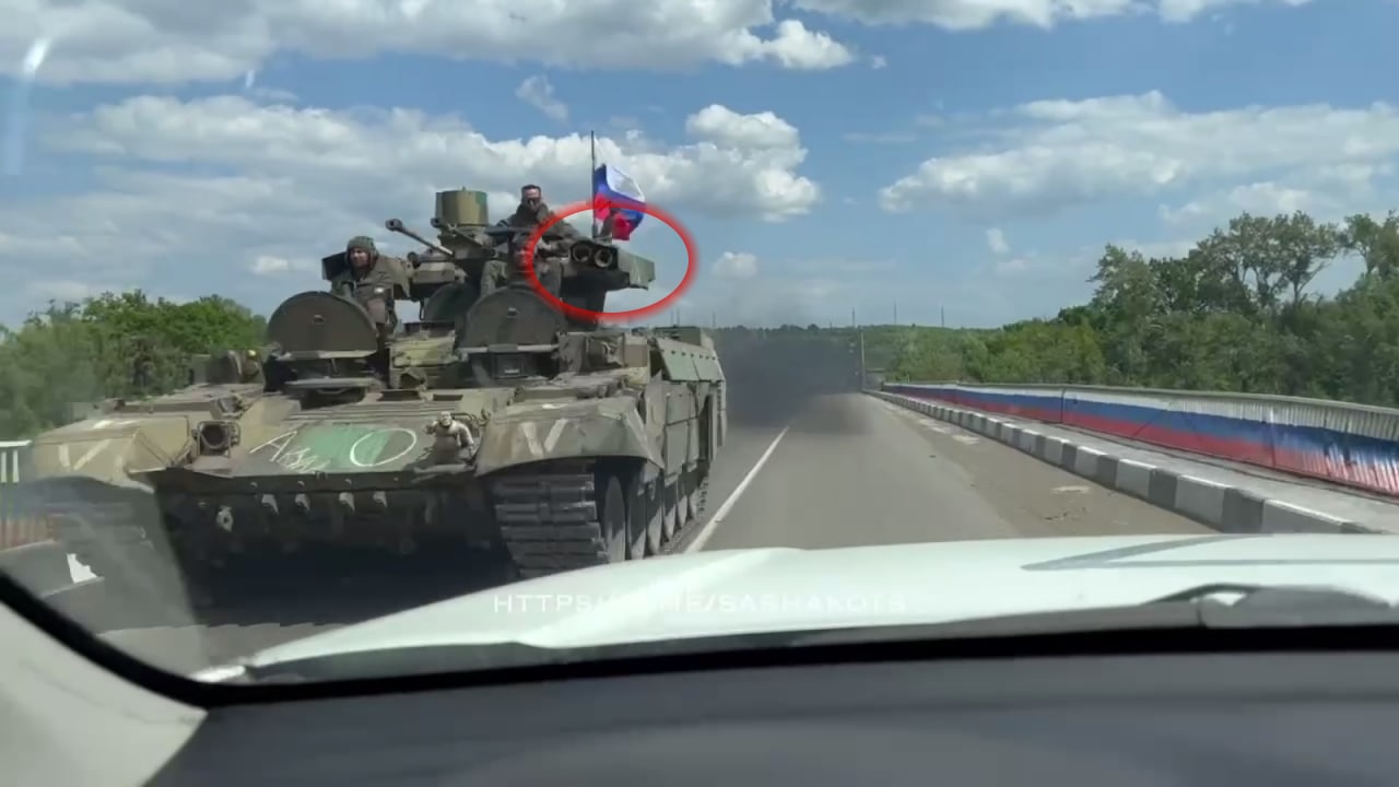 傳俄軍首次投入烏克蘭戰場有「終結者」(Terminator)之稱的BMPT坦克支援戰車，紅圈位置為9M120「衝鋒」(Ataka)超音速反坦克飛彈。   圖：翻攝 Tony推特