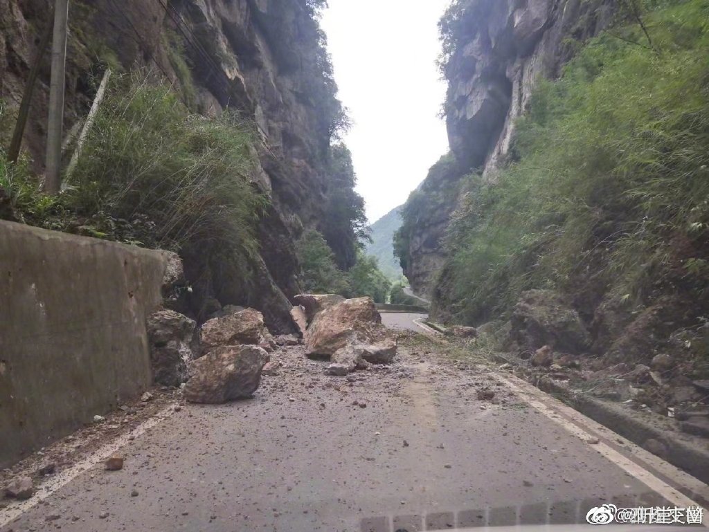 中國大陸四川省雅安市連續2起強震，發生較大規模地震的蘆山縣還沒有具體傷亡數字回報，但網民PO出巨大土石崩落阻斷峽谷道路照片。   圖：翻攝聽堂FM微博