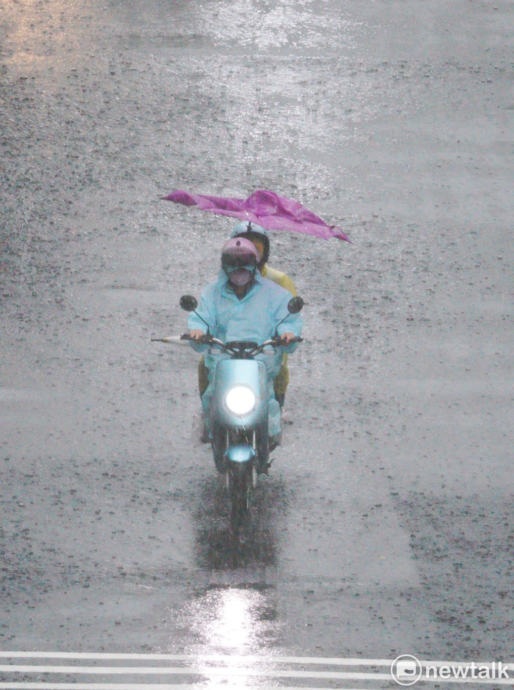 快訊 對流雨彈開轟 13縣市大雨特報氣象局 慎防雷擊強陣風 生活 Newtalk新聞