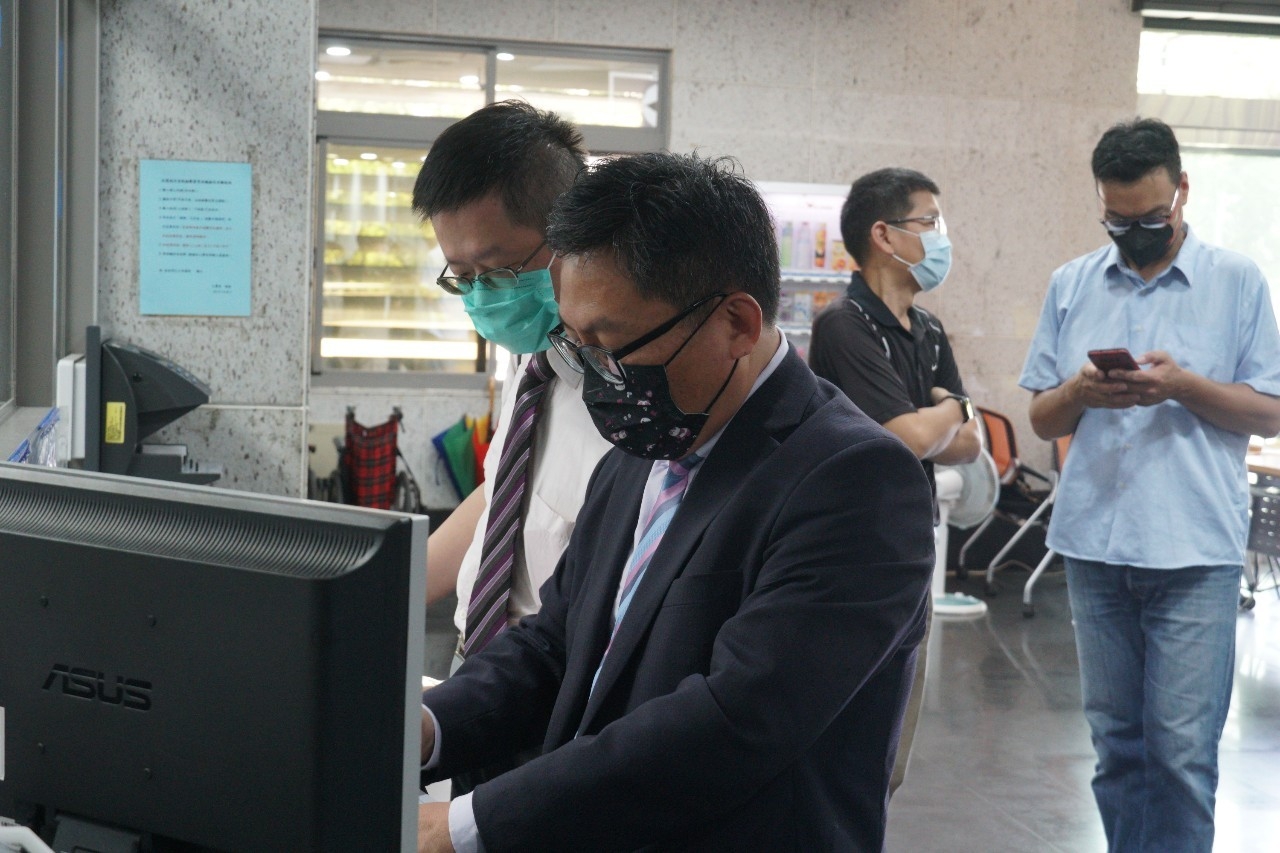 民進黨花蓮縣議員參選人陳財能質疑，送給國民黨代表的禮盒，「是花蓮縣長徐榛蔚自掏腰包，還是縣府出的錢？」 圖：陳財能/提供