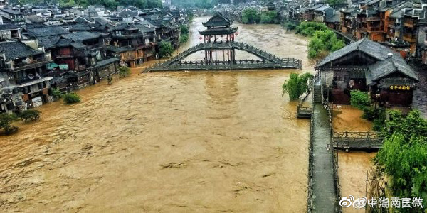 湖南暴雨紅色警報 鳳凰古城跨江古橋遭淹沒 洪水淹至腿部