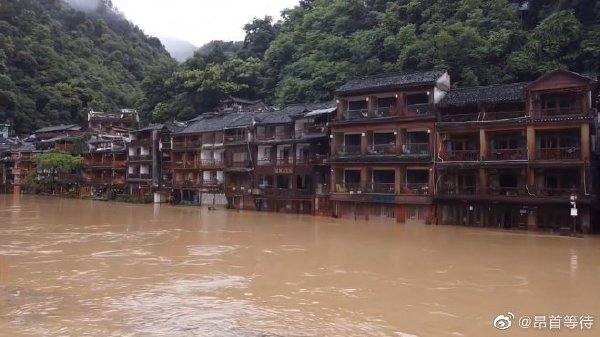 湖南暴雨紅色警報 鳳凰古城跨江古橋遭淹沒 洪水淹至腿部