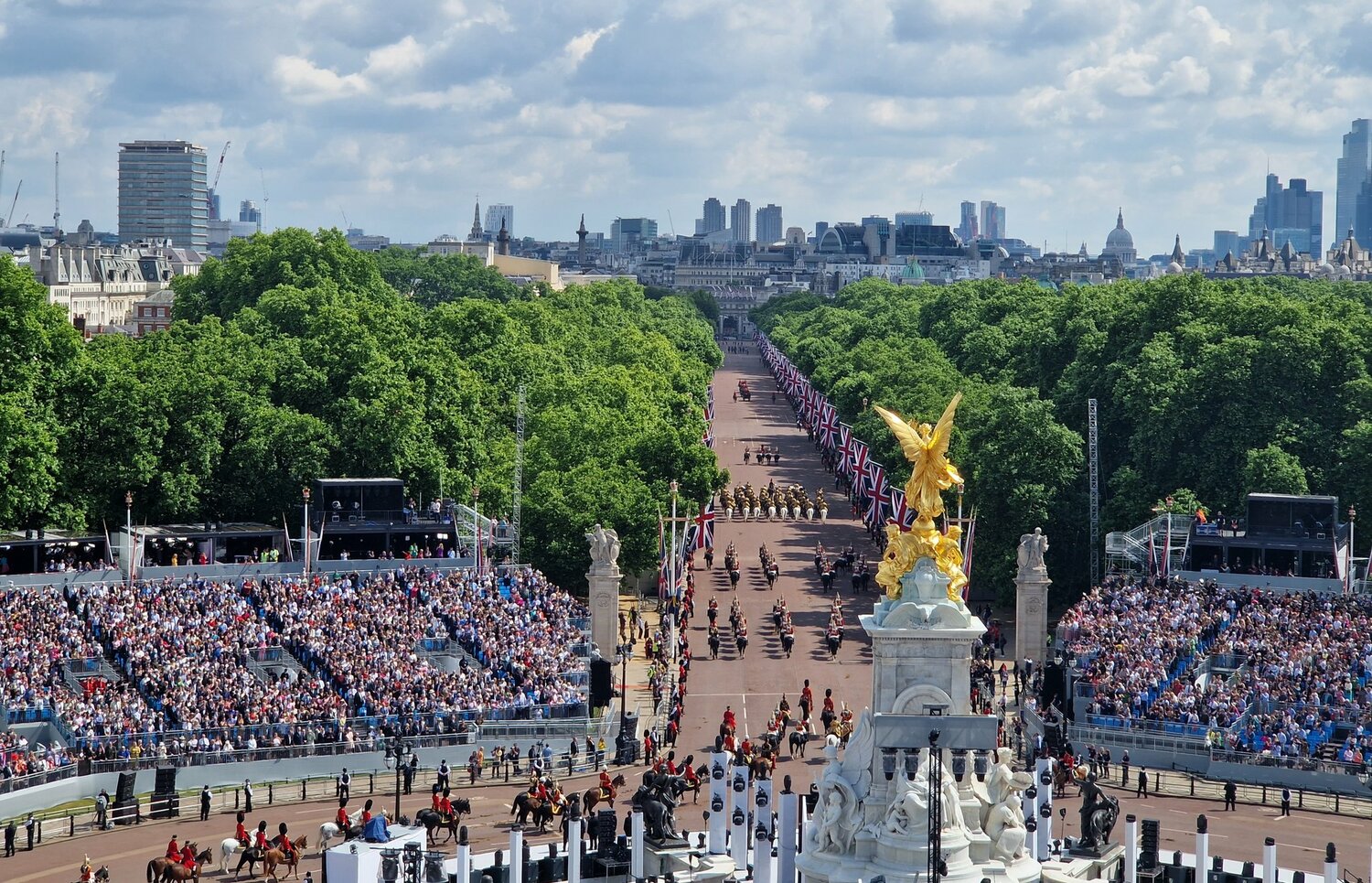 英女王登基慶祝活動登場 70年來首次缺席皇家閱兵儀式