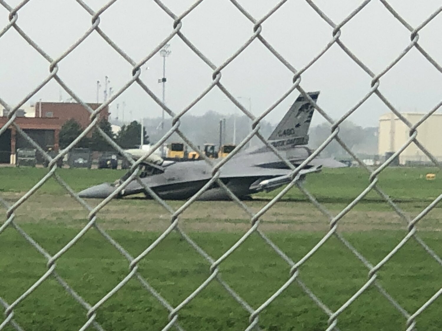 美F-16戰機20天內「吃土」兩次 專家 : 起落架問題已存在逾20年