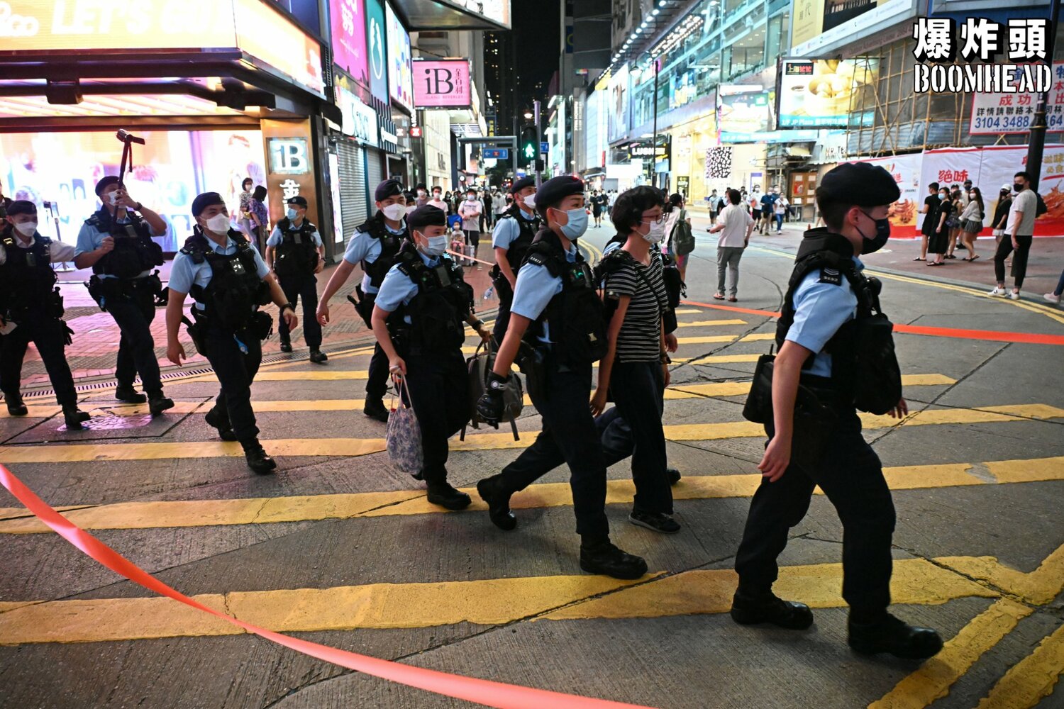 六四33周年》香港維園提前一天圍封 行為藝術家遭港警架走