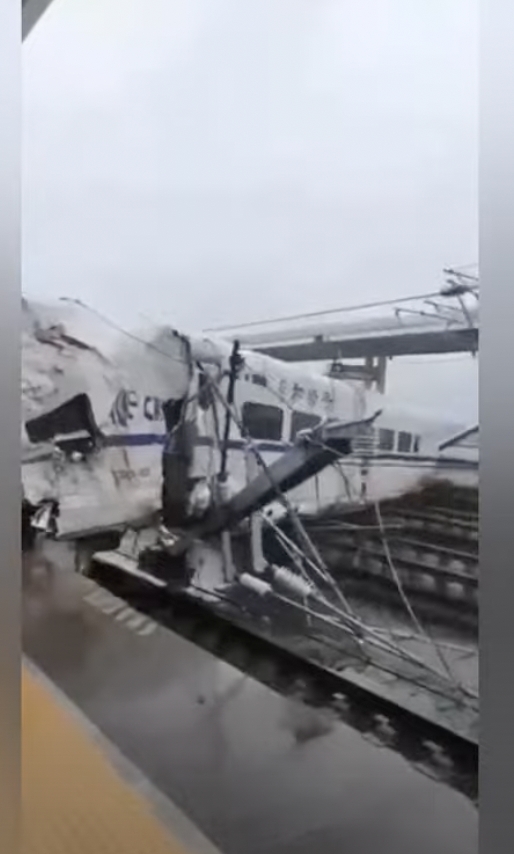 (影)大雨土石流》中國「和諧號」貴州出軌1死8傷 撞上月台駕駛死亡