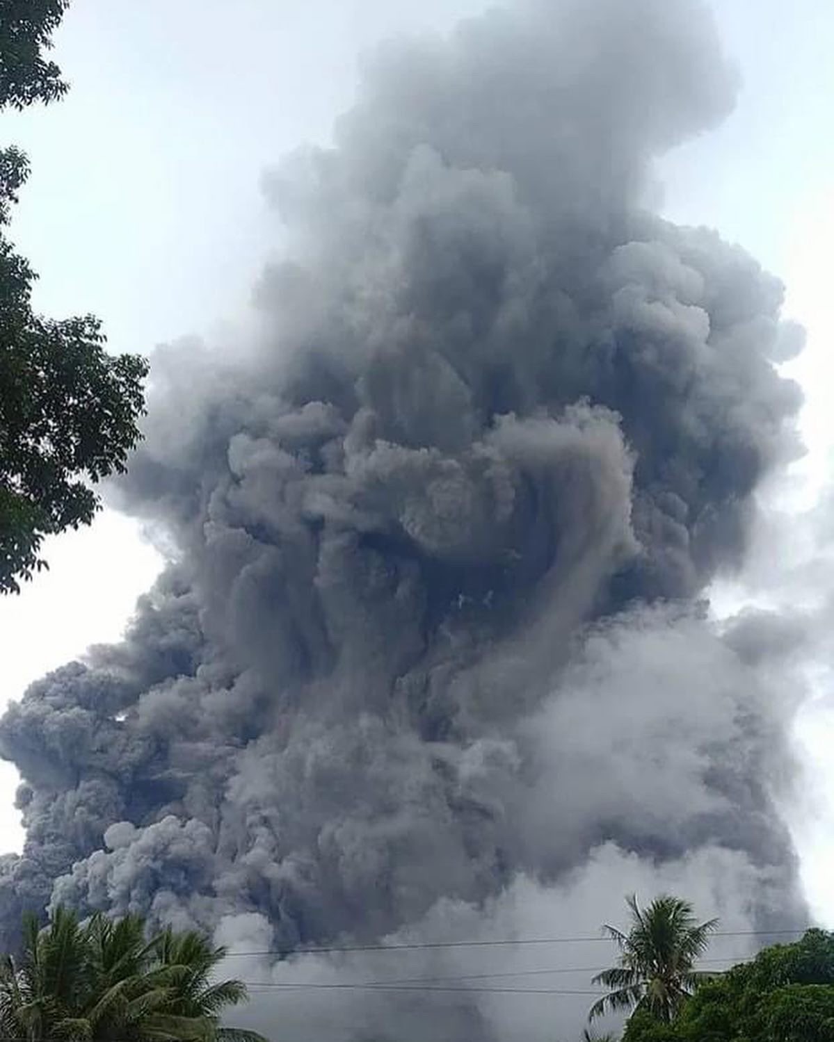 菲律賓呂宋島火山噴發 當局疏散附近居民