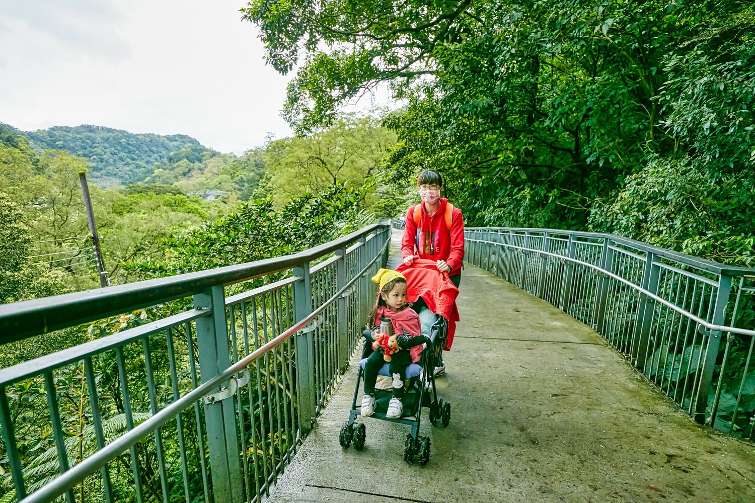 走讀十分友善步道，適合親子與樂齡族群前往欣賞十分瀑布壯麗美景。   圖：新北市觀旅局提供
