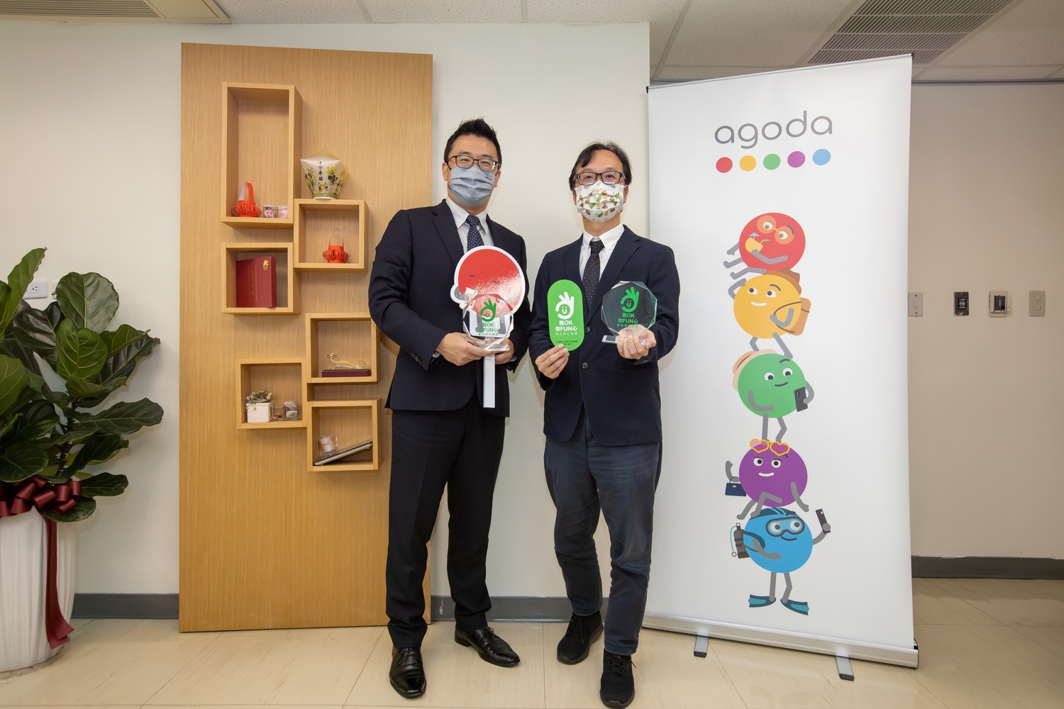 Agoda台灣副總經理齊彥喆(（左）與觀旅局長楊宗珉（右）合照，象徵雙方建立合作關係。   圖：新北市觀旅局提供