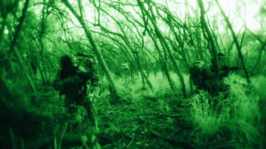美國海軍陸戰隊5月30日在夏威夷野外訓練夜視畫面。   圖：翻攝US Marine Corps