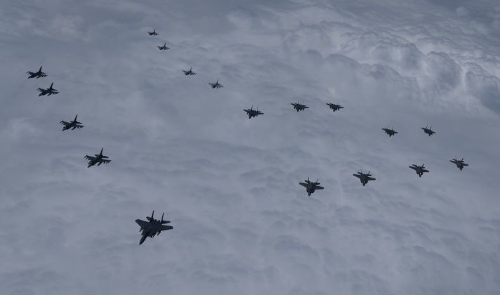 南韓、美國昨回敬北韓8枚導彈後 今再出20架軍機「展示空軍力量」