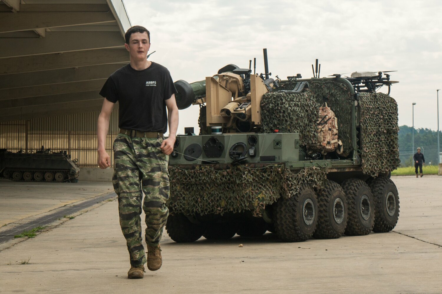 能自動識別、接敵？傳美軍Origin機器人戰車攜「標槍」、無人機前進歐洲