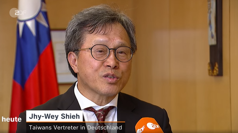駐德代表謝志偉，在六四前夕接受德國第二電視台專訪，指出台灣的民主威脅到中國，如同烏克蘭對俄羅斯的威脅。   圖：翻攝自德國第二電視台