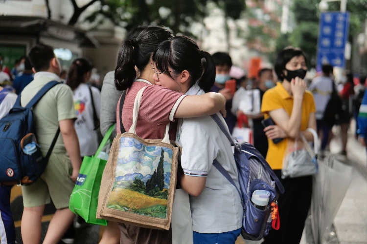 中國高考數學題目難 考生淚眼出考場 : 3年的難題都集中在這裏了!