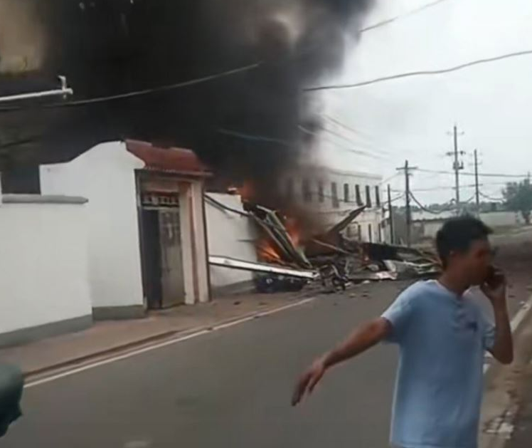 快訊》湖北驚傳「墜機掉民宅爆炸」！ 現場畫面曝光 死傷不明