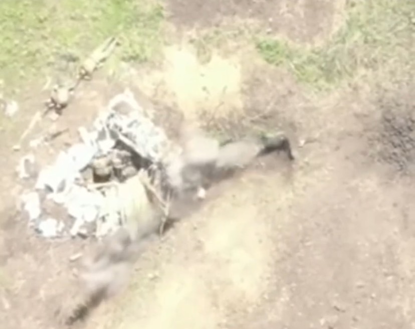 戰場直擊》烏軍無人機向俄軍戰壕丟炸彈！ 俄士兵倒地不起