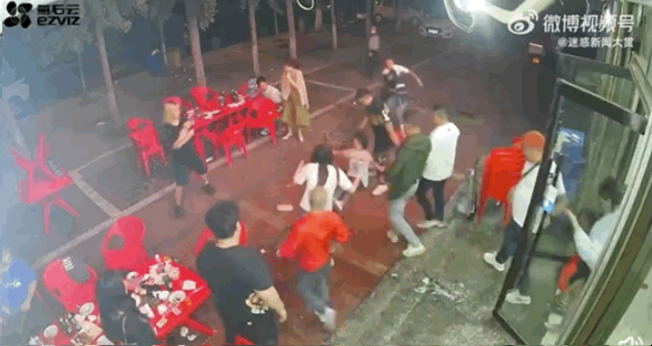 唐山燒烤店被毆女子被人抓著頭髮拖出店外。   圖 : 翻攝自益美傳媒