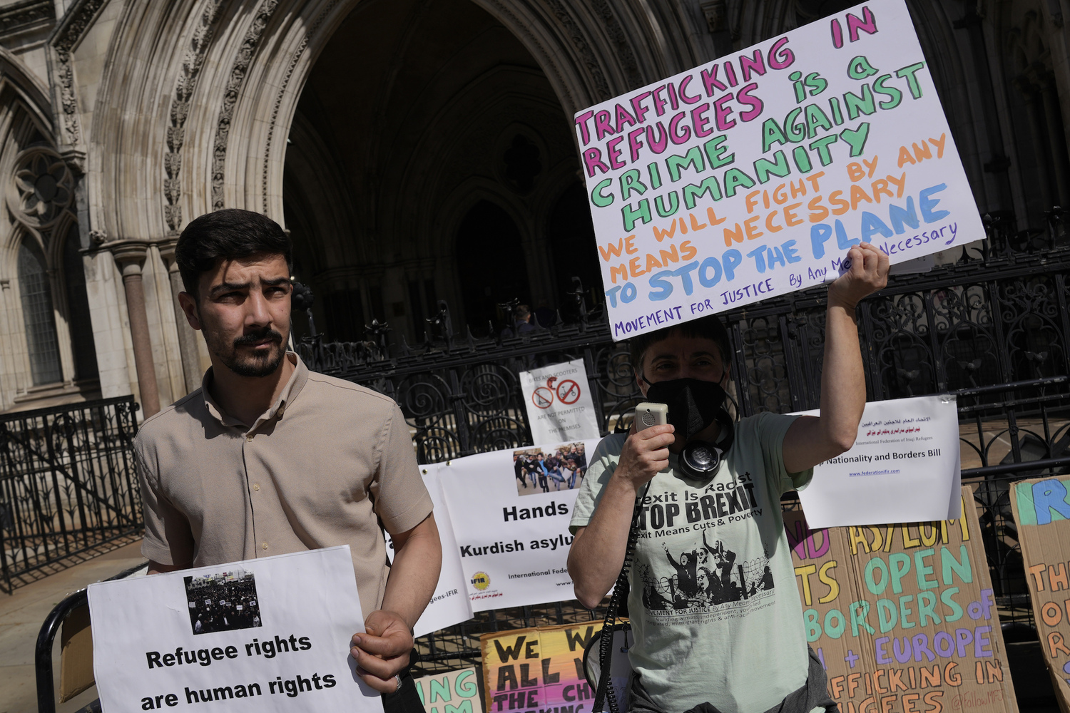 歐洲人權法院下令！ 英國取消送移民到盧安達首架班機