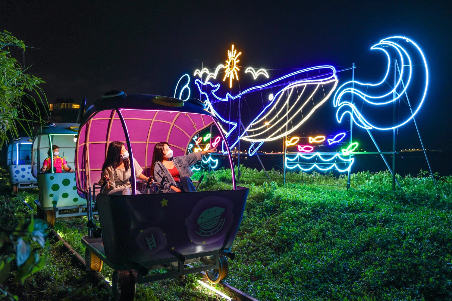 迎著海風騎乘鐵道自行車，各種璀璨燈飾閃耀迷人光輝。   圖：新北市觀旅局提供