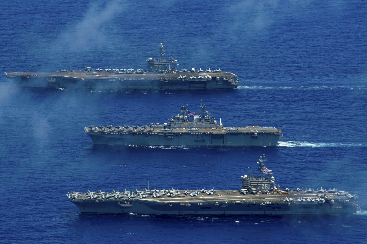 美國國防部公布三張航母並列航行的照片   圖:翻攝自美國國防部