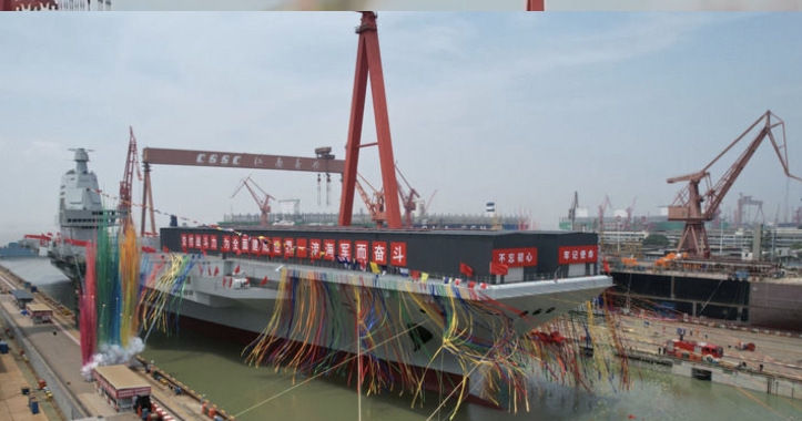中國第三艘航母福建艦今下水，船側都是慶祝的彩帶和噴煙。 圖：擷取自央視新聞
