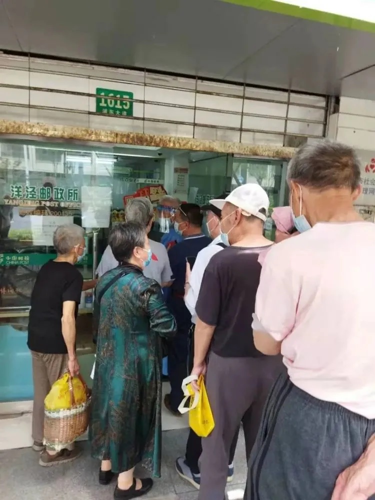 上海居民排隊等待辦理銀行業務。   圖：擷取自縱相新聞