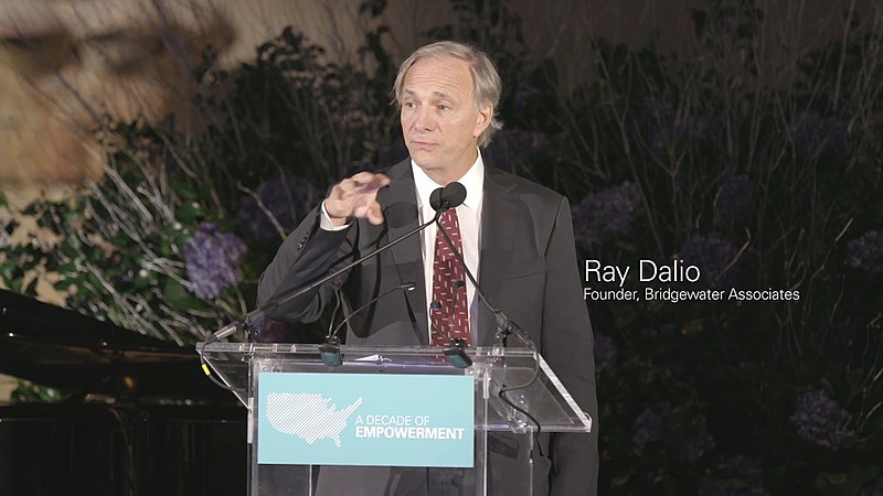  全球最大避險基金集團橋水投資公司（Bridgewater Associate）創辦人達里歐（Ray Dalio）。 圖：翻攝自維基百科（拍攝者：Grameen America） 