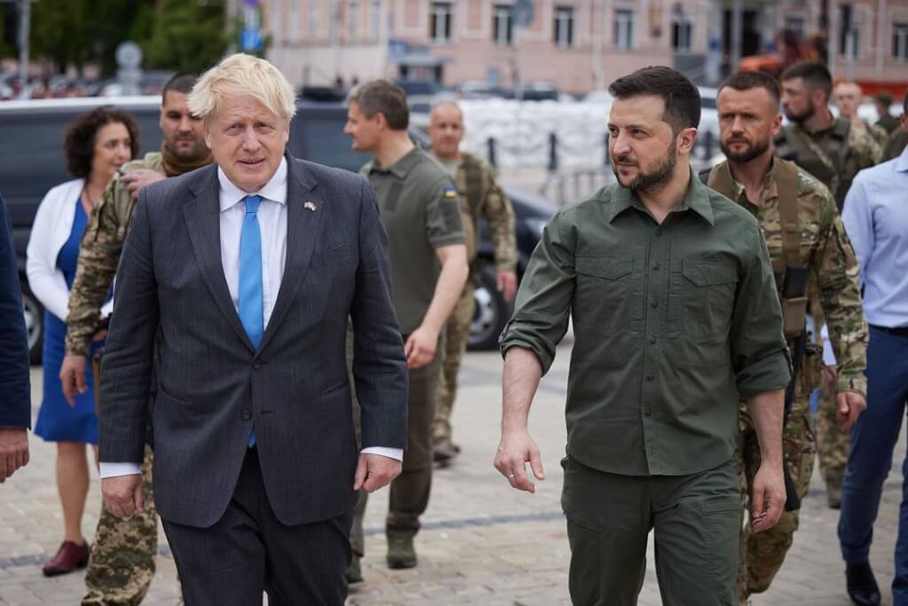 英國首相強生（左）無預警訪問基輔，預告將啟動一項軍事訓練先鋒計畫。   圖：翻攝澤連斯基臉書