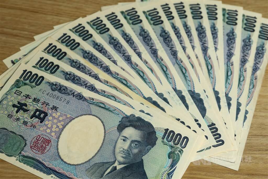 日本央行歷經兩天會議，17日仍宣布維持貨幣寬鬆政策，使當天日圓匯率一度應聲貶至逼近135日圓兌1美元價位，重貶約2%。   圖/中央社