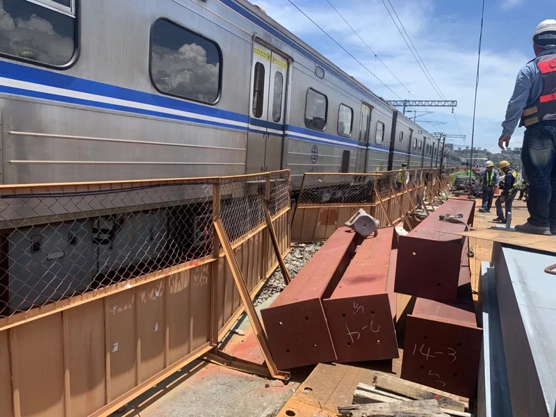 交通部鐵道局進行南鐵地下化工程時，發生鋼梁碰撞圍籬，並擦撞區間車的意外。   圖：交通部鐵道局／提供