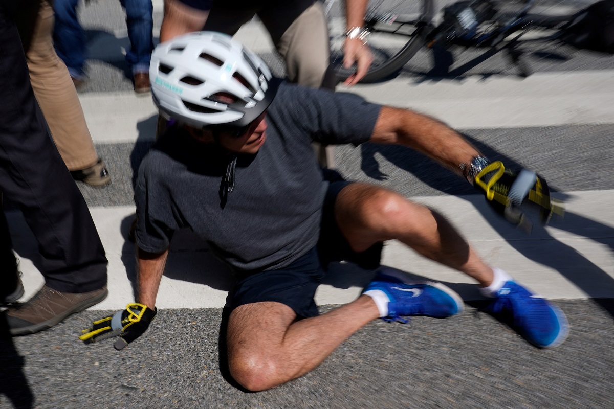 美國總統拜登騎腳踏車時不慎摔倒在地。   圖/達志影像（路透社）
