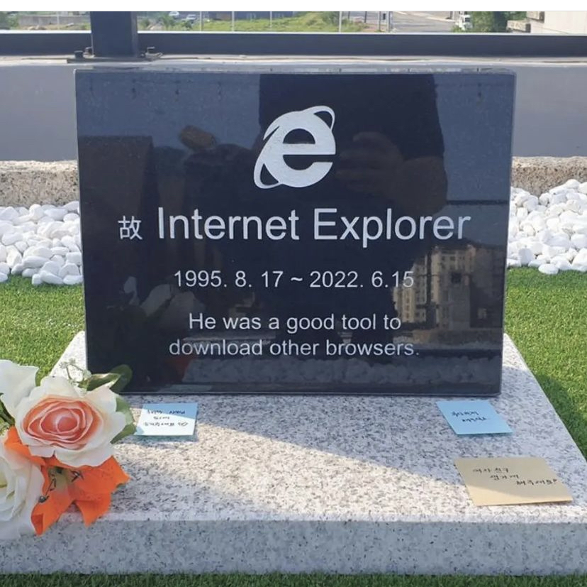 韓國工程師為紀念IE瀏覽器，在咖啡廳屋頂建立墓碑。   圖：翻攝自Instagram