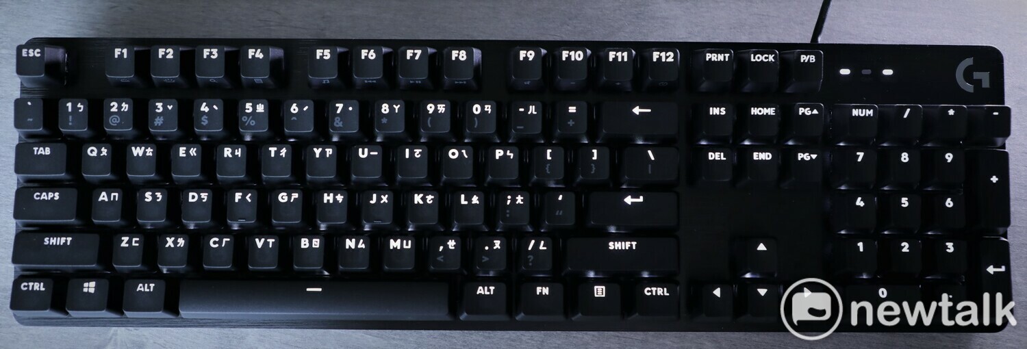 G413 SE 機械式背光電競鍵盤採用純LED背光，白色的LED背光增強焦點與清晰度 圖：蔡幸秀/攝