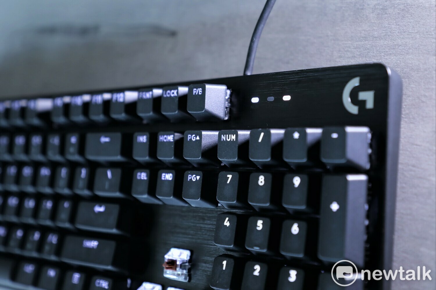 G413 SE 機械式背光電競鍵盤的黑色拉絲鋁質骨架是筆者最喜歡的細節，真的令人愛不釋手 圖：蔡幸秀/攝