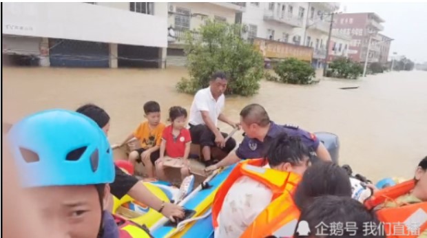 天降暴雨! 江西樂平遇「防汛一級」水災 警消搭衝鋒舟救6個月嬰