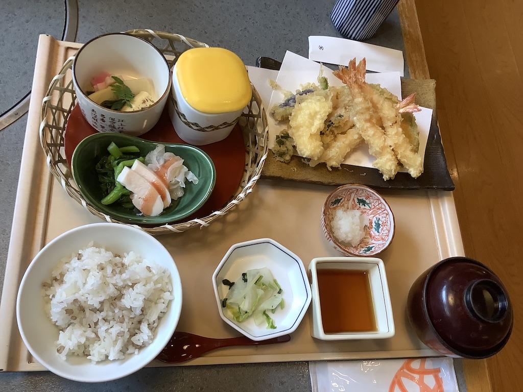 這樣一套日式午餐，連茶碗蒸及味增湯是一千日圓，外國訪客都大嘆日本真便宜。圖：劉黎兒/攝
