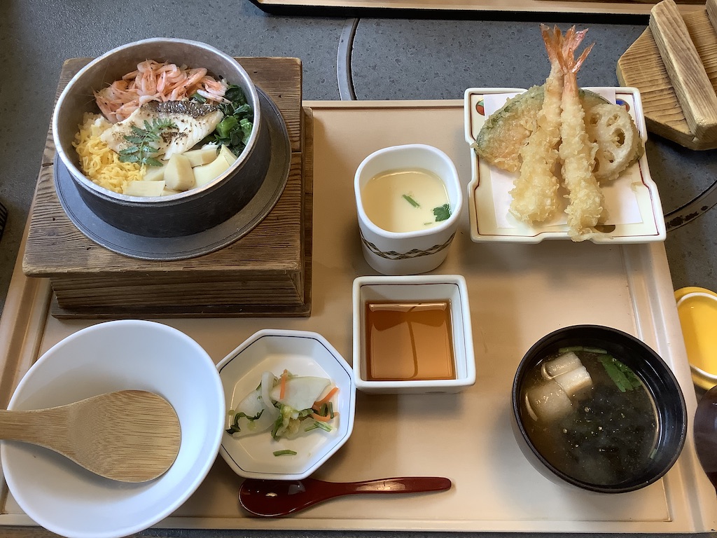 這套鯛魚炊飯連鍋炊好端上，是1500日圓，讓外國人讚不絕口。圖：劉黎兒/攝