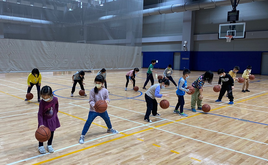 新店國民運動中心讓張智峰教你打籃球。   圖：新北市體育處提供