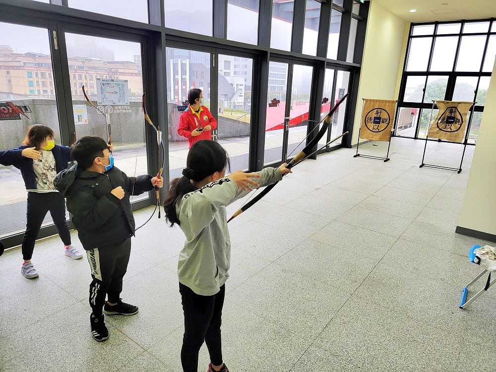 林口國民運動中心傳統射箭營隊。   圖：新北市體育處提供
